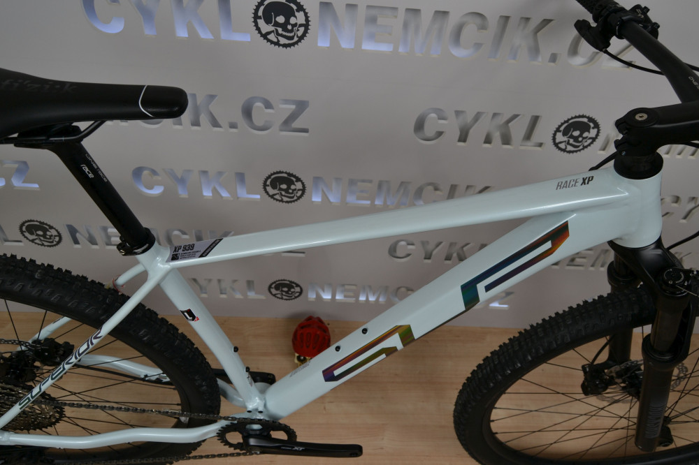 Kolo SUPERIOR XP 939 Gloss White/Hologram Black - CykloNěmčík.cz
