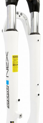 Vidlice SR SUNTOUR 28" NEX DS A-head 1 1/8" lesklá bílá 63mm