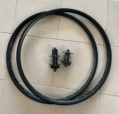 KOLA ZAPLETENÁ MACH 1disc 26" 6děr FHM506 komplet