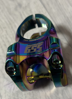 Představec CNC 31,8 35mm duhový