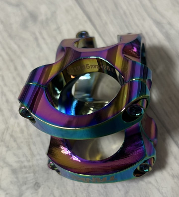 Představec CNC 31,8 35mm duhový