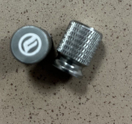 Čepička ventilku MOTO SILVER W 2ks