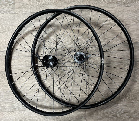 Kola napletená 27.5" JAVAX SD258, 584-25, Disk, Tubeless + Shimano FHM35+505