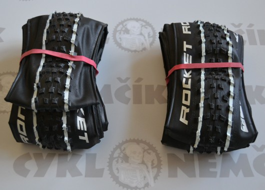 Plášť Schwalbe Rocket Ron 27,5x2,25 (57-584) Performance s bílou linkou kevlar
