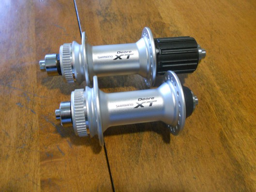 Náboje SHIMANO XT FH-M775 9/10 přední + zadní stříbrné